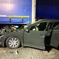 vu_pkw_unter_lkw.jpg